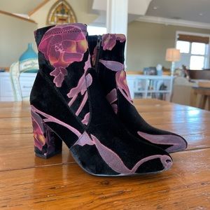 Steve Madden flower designed bootie